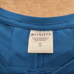Athleta Air Out Cinch Tee Short Sleeve Blue Top Size XS